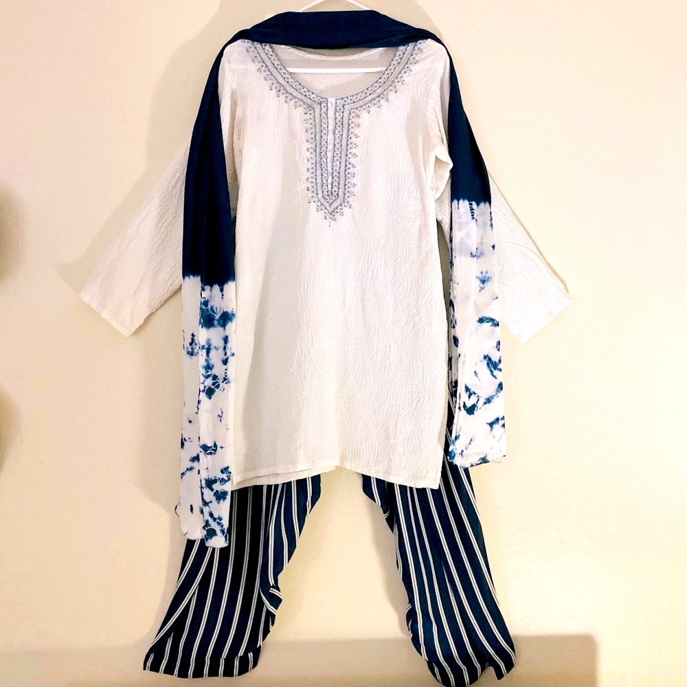 Crinkle shalwar / kameez outfit embroidered white & navy blue